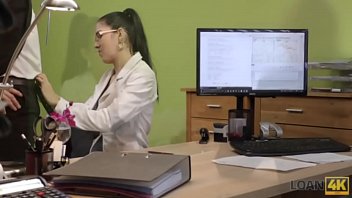Девушка пришла на собеседование и ради работы стала лизать секретарше