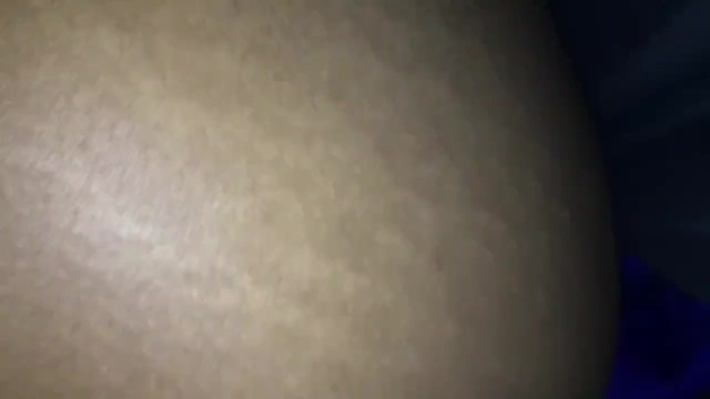 Старомодная красотка подключилась к интимному видео чату и начала стриптиз